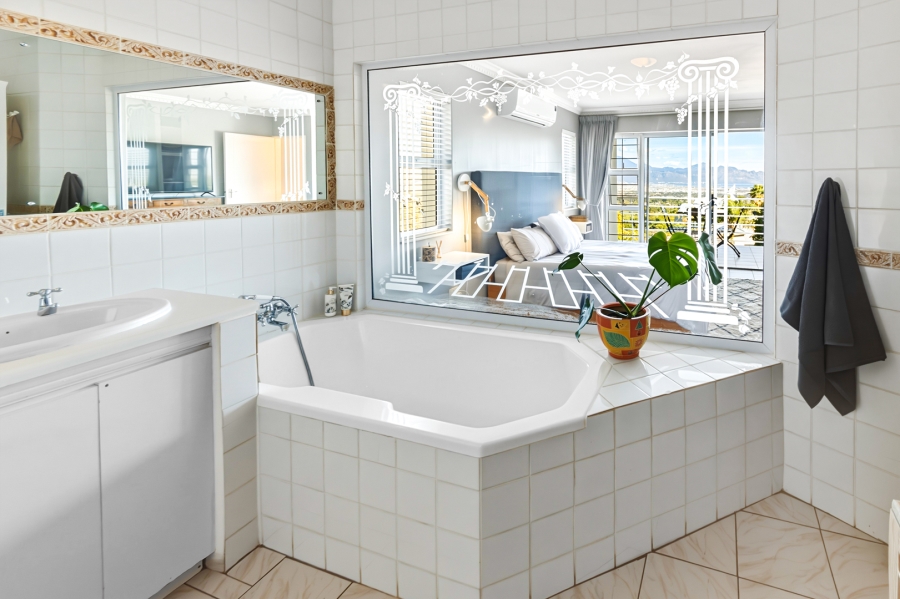 6 Bedroom Property for Sale in La Concorde Western Cape